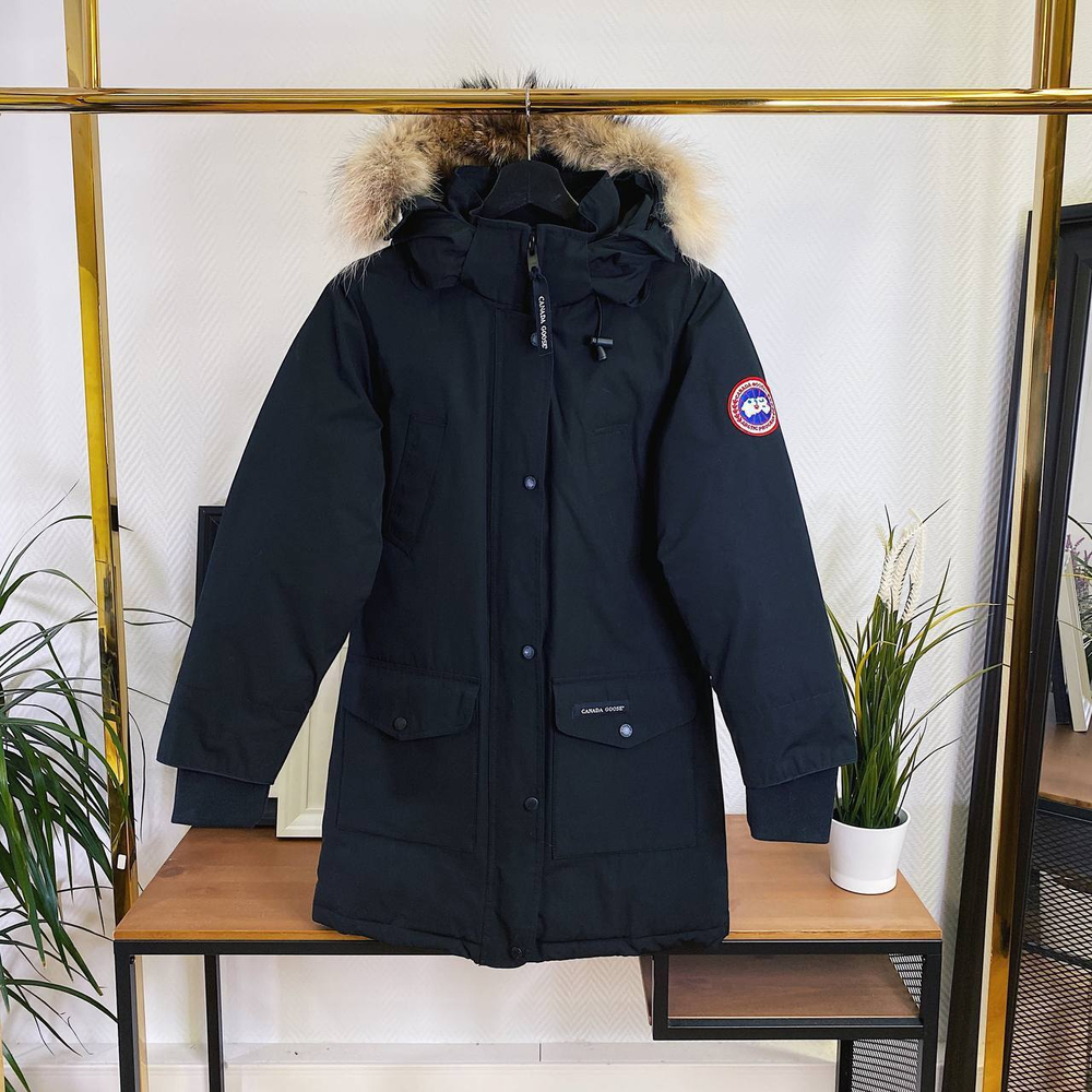 Парка с меховой отделкой капюшона