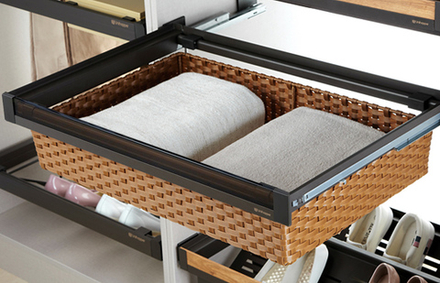 Выдвижная корзина из ПВХ "ротанга" со стеклянной панелью c доводчиком, Naka