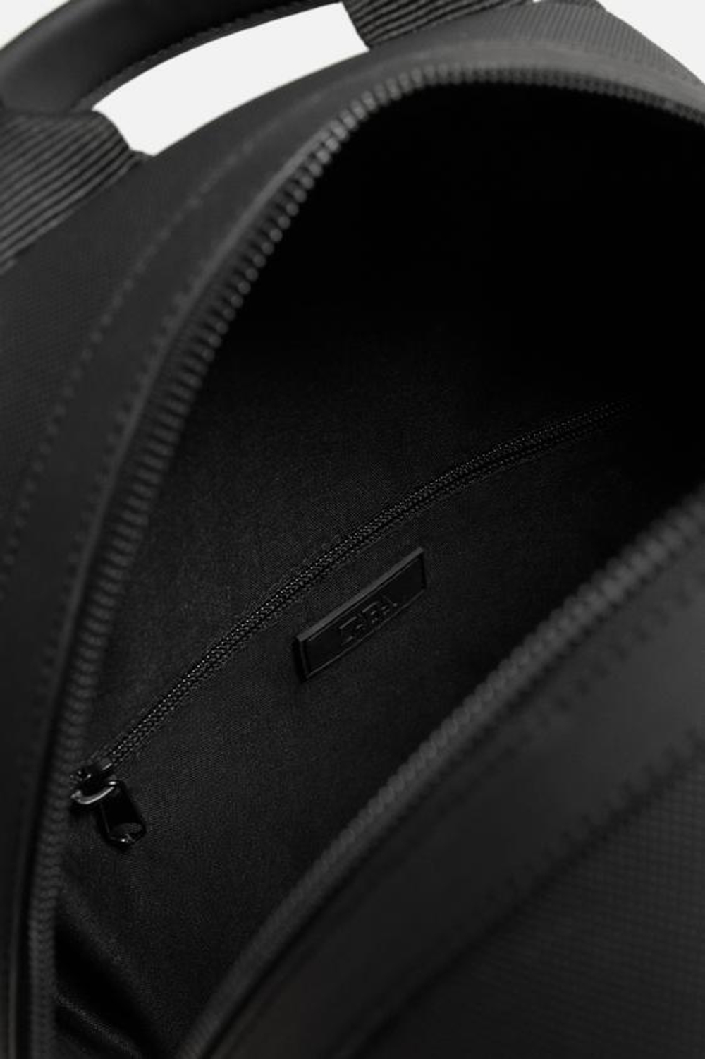 ZARA РЮКЗАК С ТЕКСТУРИРОВАННОЙ ПРОРЕЗИНЕННОЙ ОТДЕЛКОЙ, ЧЕРНЫЙ