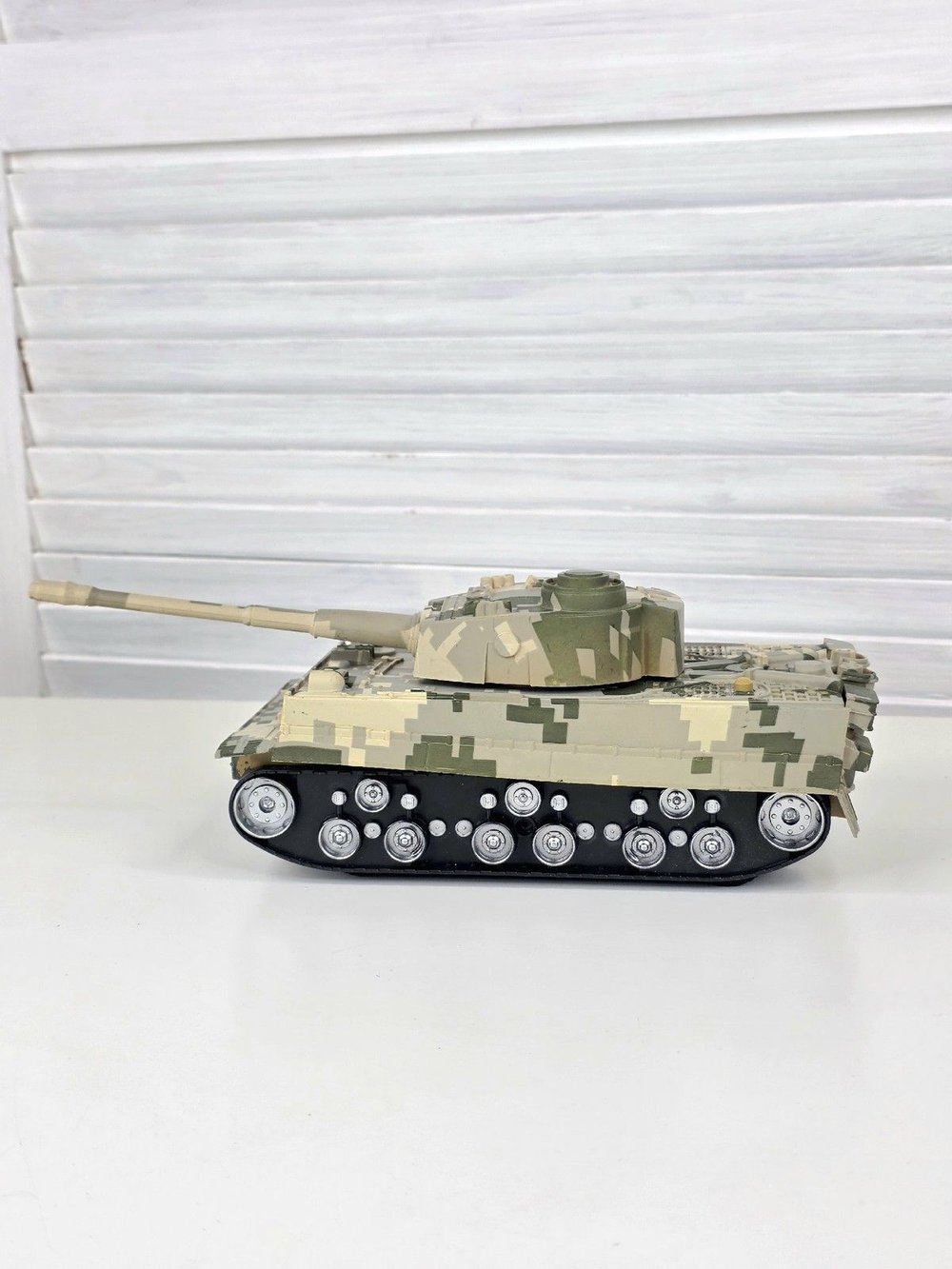 Танк на батарейках со световыми и звуковыми эффектами (200379603)