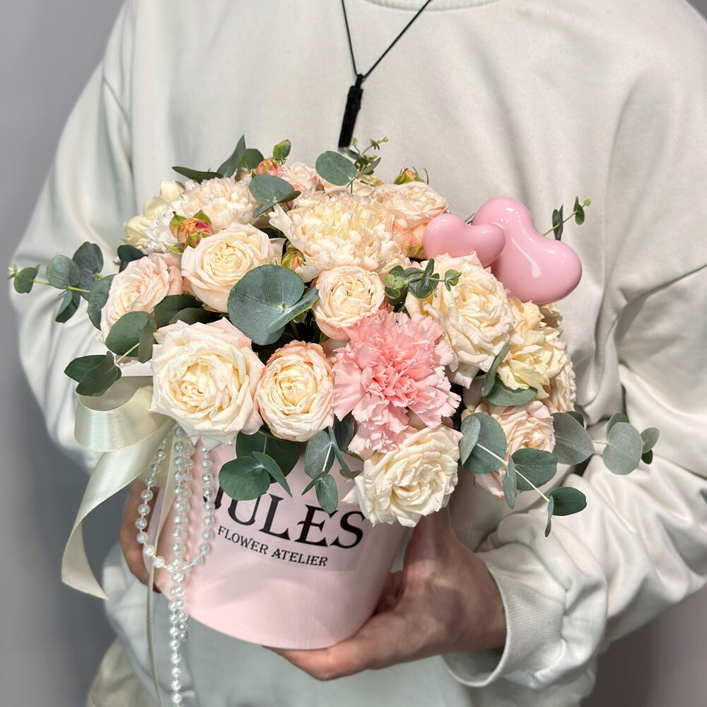 «Мадумуазель Коко» Цветы в коробке с кустовой пионовидной розой Мадам бомбастик