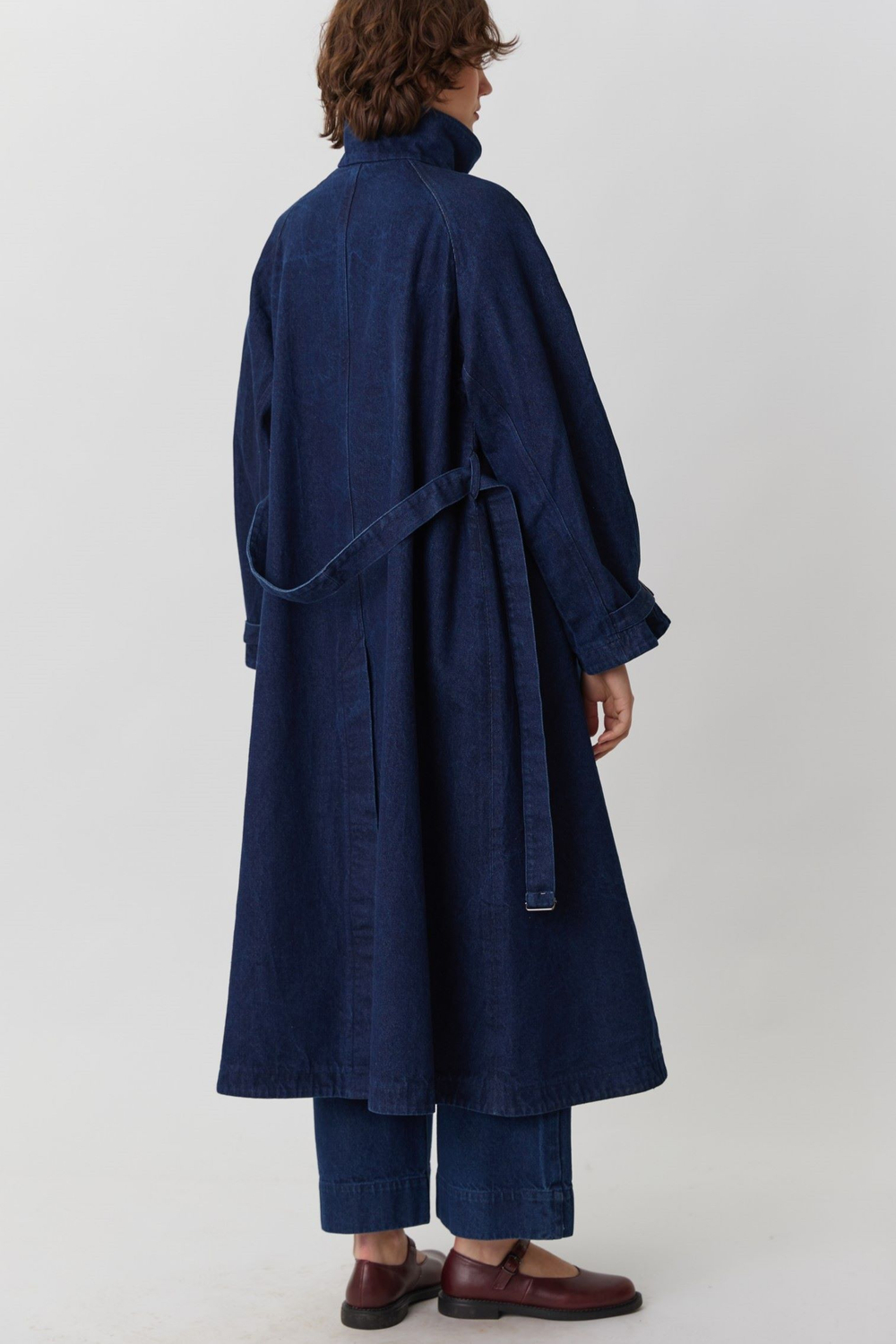 Объемный плащ из синей вареной джинсы