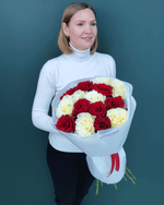 Красные и белые розы,15шт(00432)