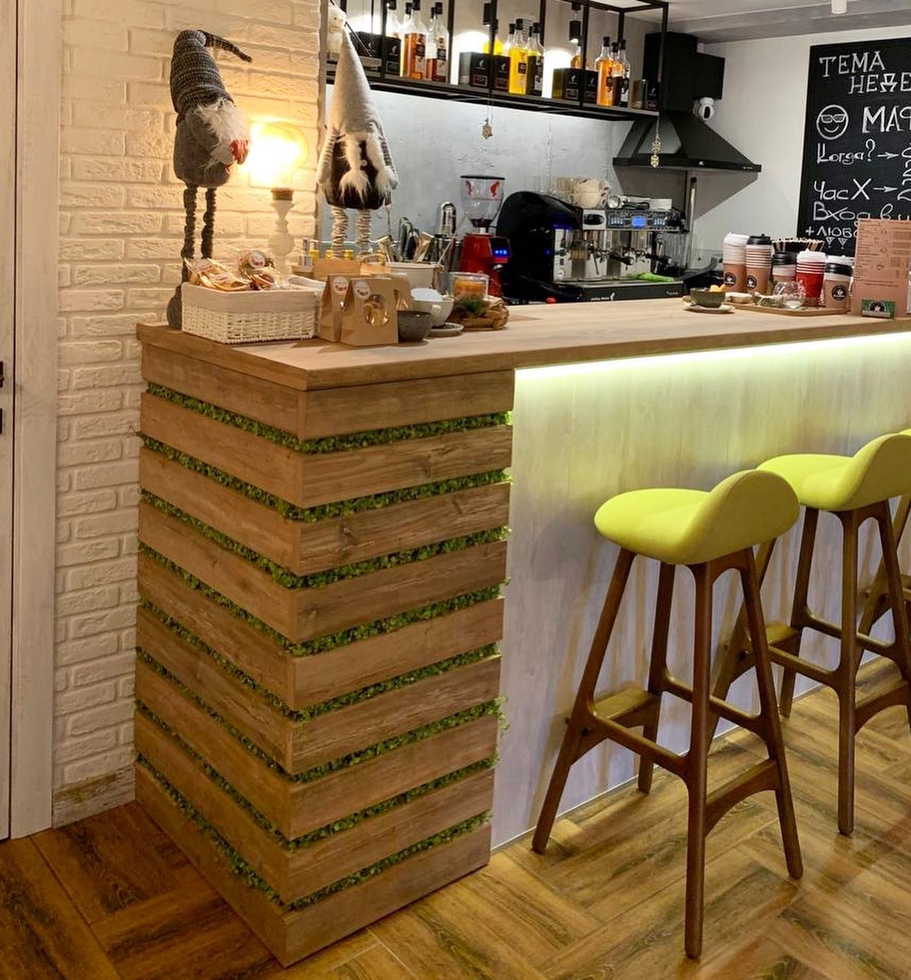 Вертикальное озеленение кофейни панелями из искусственной зелени г.Майкоп