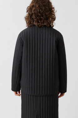 Стеганая куртка черного цвета из бархатистой мембраны