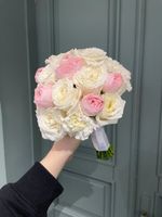 Свадебный букет из кустовых пионовидных роз, одноголовых роз и диантусов