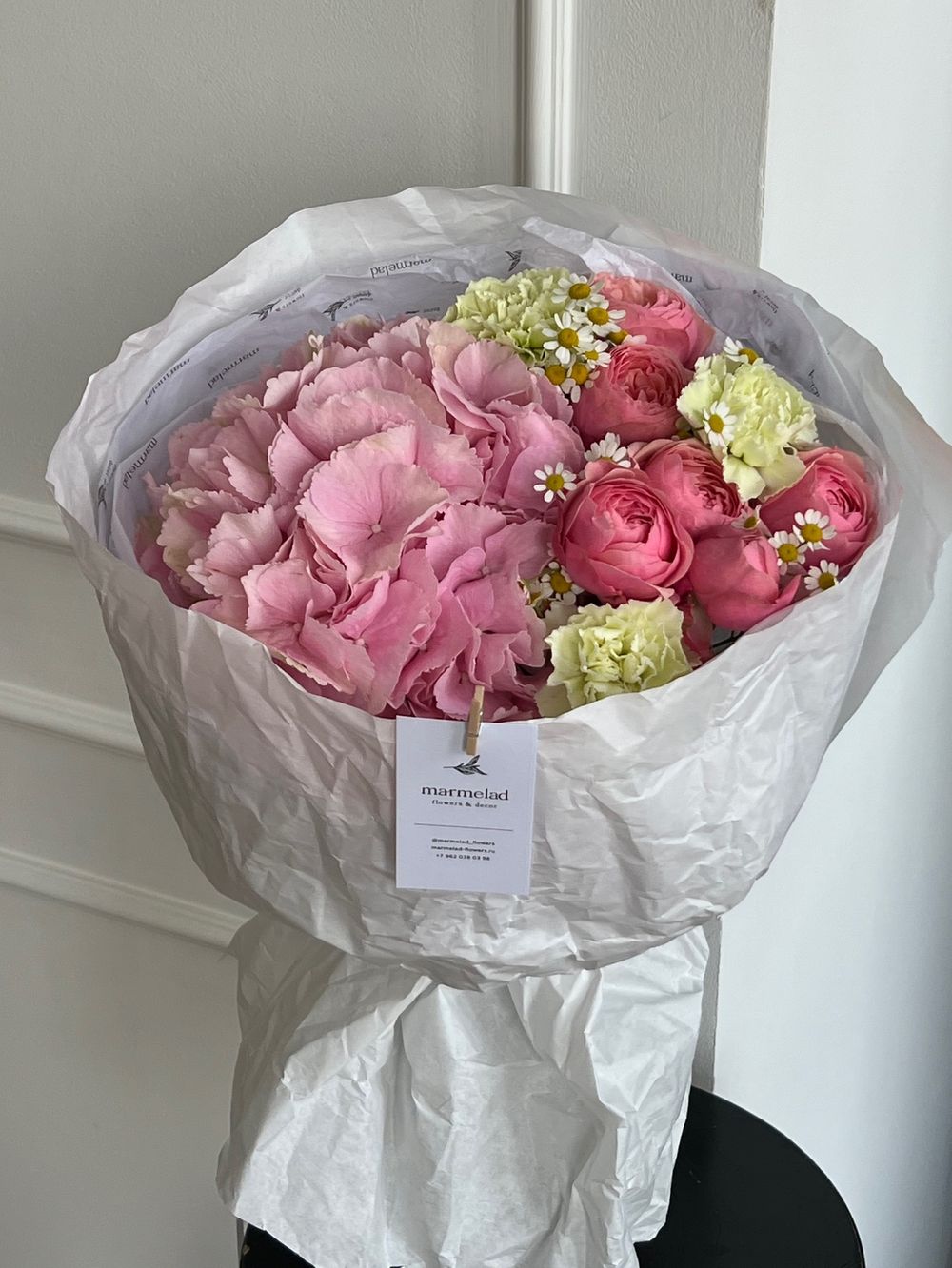 Букет сборный из гортензии, ромашки, кустовых пионовидных роз и диантусов