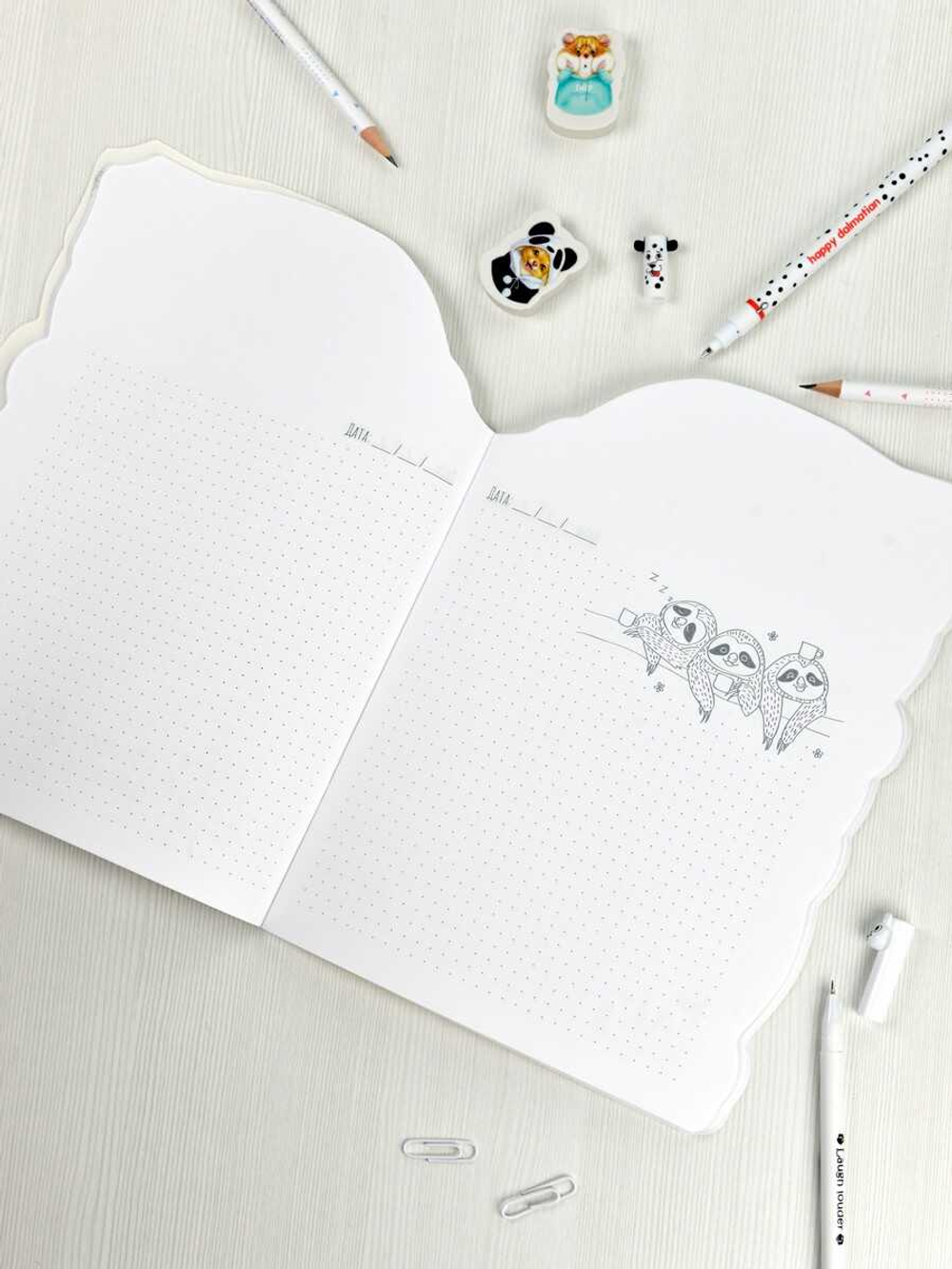 Тетрадь 40л арт. 62328/25/ГРОЗНЫЙ МОПС /180х255 мм, фигурная вырубка, мягкий переплёт (2 скобы). вн.блок - белый офсет, точка. Обложка - мелованный картон 190 г/м²,