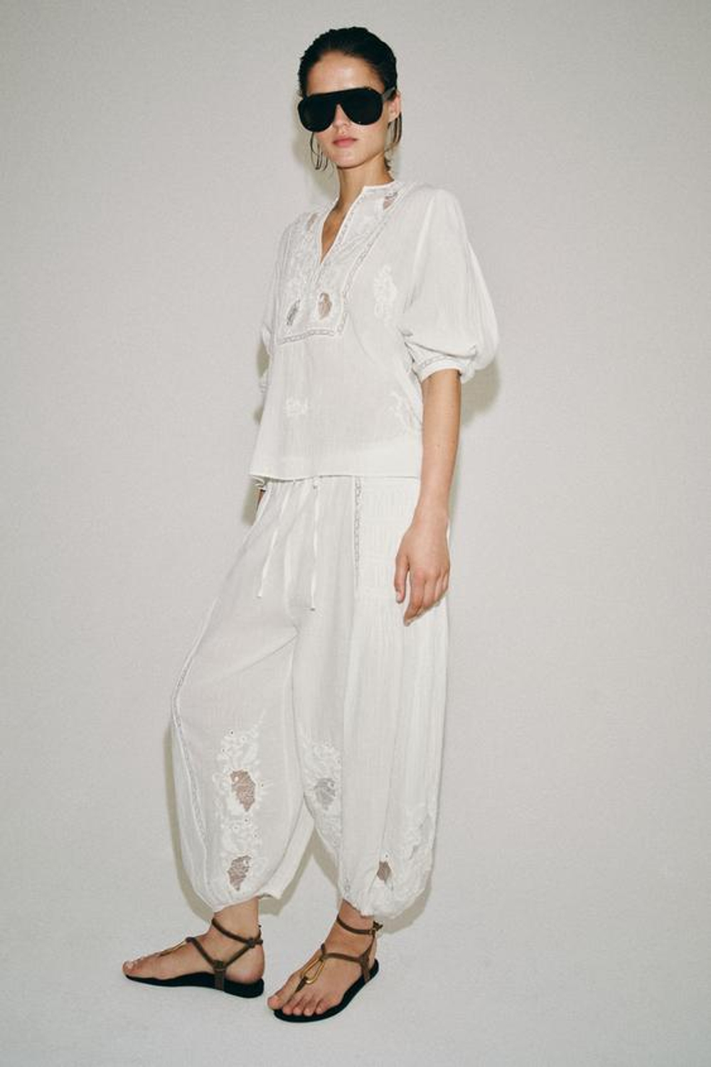 ZARA БРЮКИ-ШАРОВАРЫ С КРУЖЕВОМ — ZW COLLECTION, ЖЕЛТОВАТО-БЕЛЫЙ