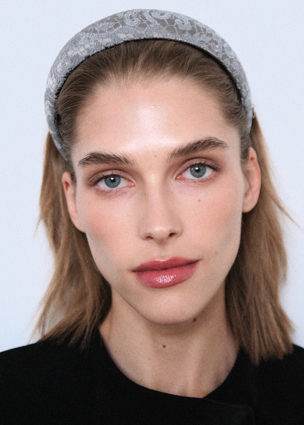 Объемный ободок из серого жаккарда