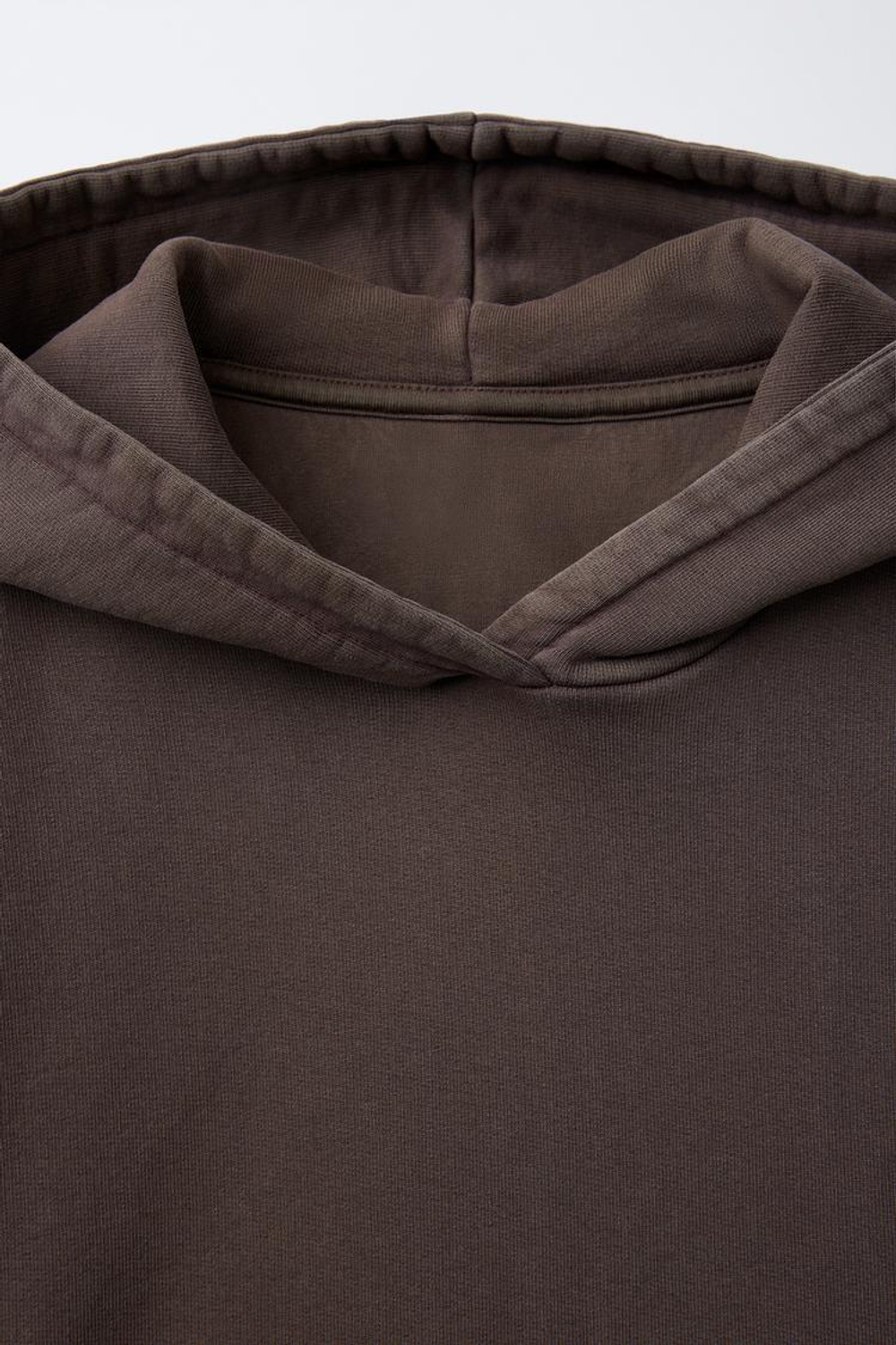 ZARA УКОРОЧЕННАЯ ТОЛСТОВКА ОБЪЕМНОГО КРОЯ С НАШИВКОЙ, ШОКОЛАДНЫЙ