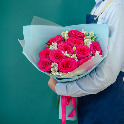 Яркий букет малиновых роз с альстромерией