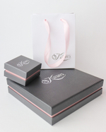 Футляр картонный с округлыми гранями и прослойкой.