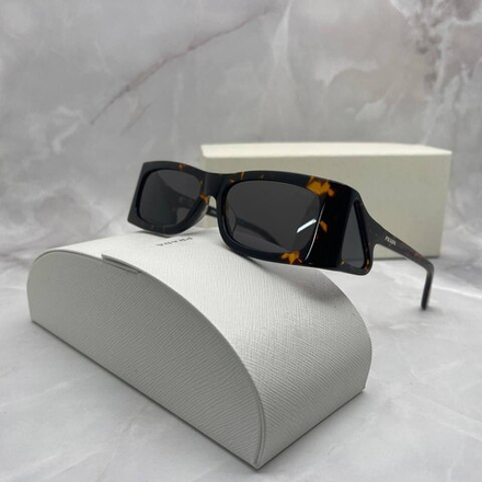 Солнцезащитные очки Prada