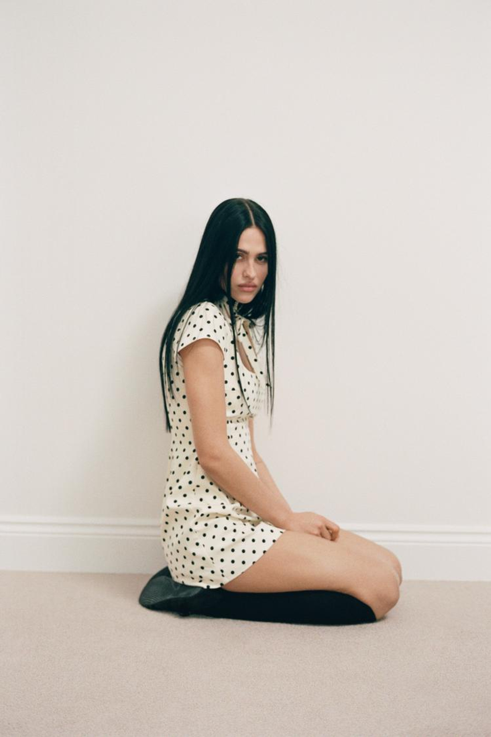 ZARA КОРОТКОЕ ПЛАТЬЕ В ГОРОШЕК С ЗАВЯЗКАМИ, ЭКРЮ/ЧЕРНЫЙ