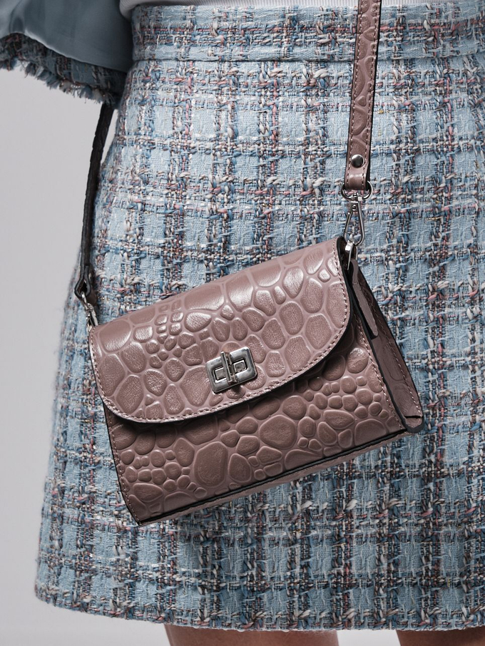 Сумка кожаная на плечо кросс-боди пастельно-фиолетовая стоун