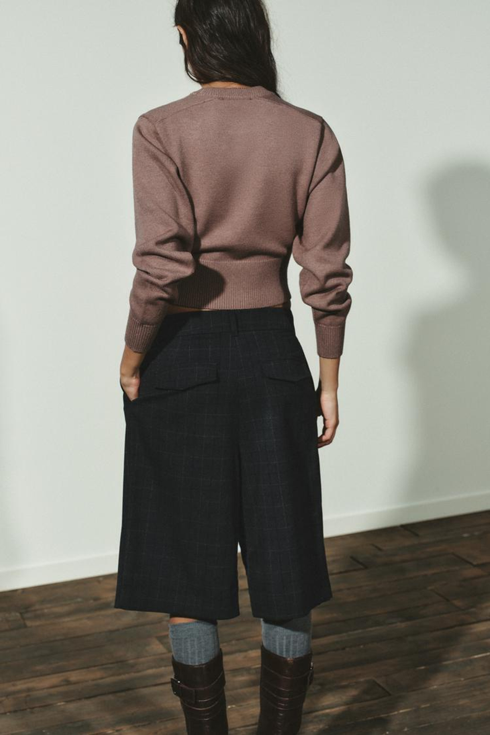 ZARA УКОРОЧЕННЫЙ ОДНОТОННЫЙ ДЖЕМПЕР, СЕРОВАТО-КОРИЧНЕВЫЙ