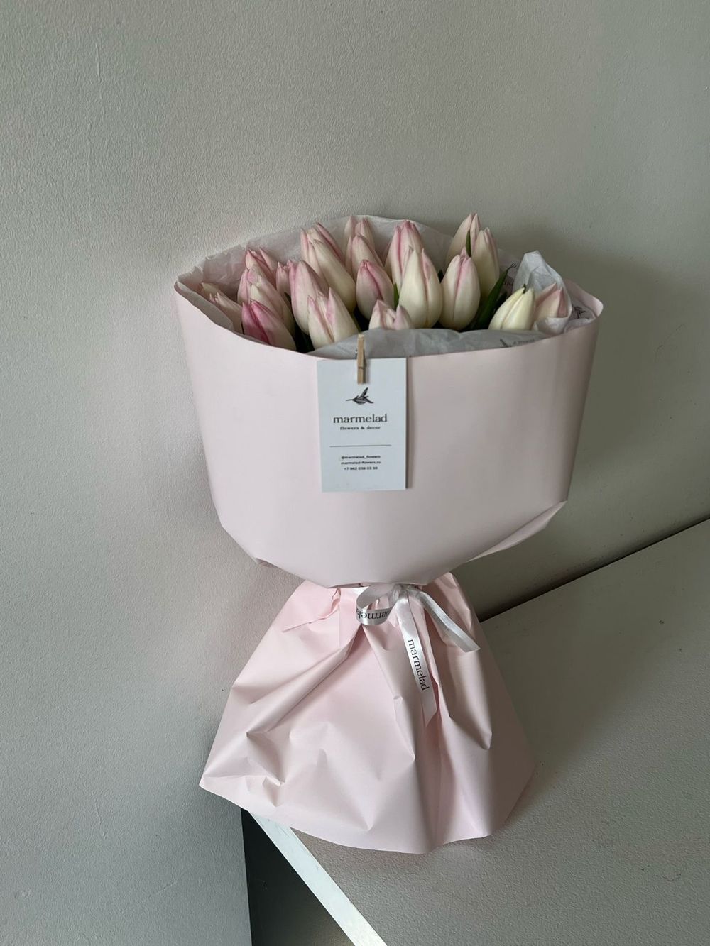 Букет из 25ти белых розовых тюльпанов - нет в наличии