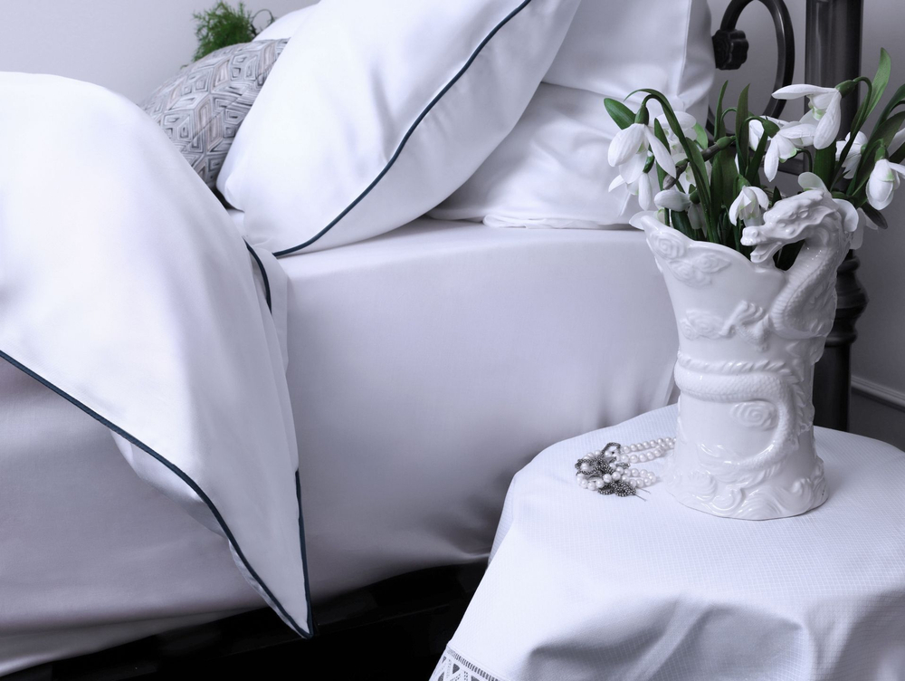 Постельное белье семейное Mollen белое с темно-бирюзовым кантом