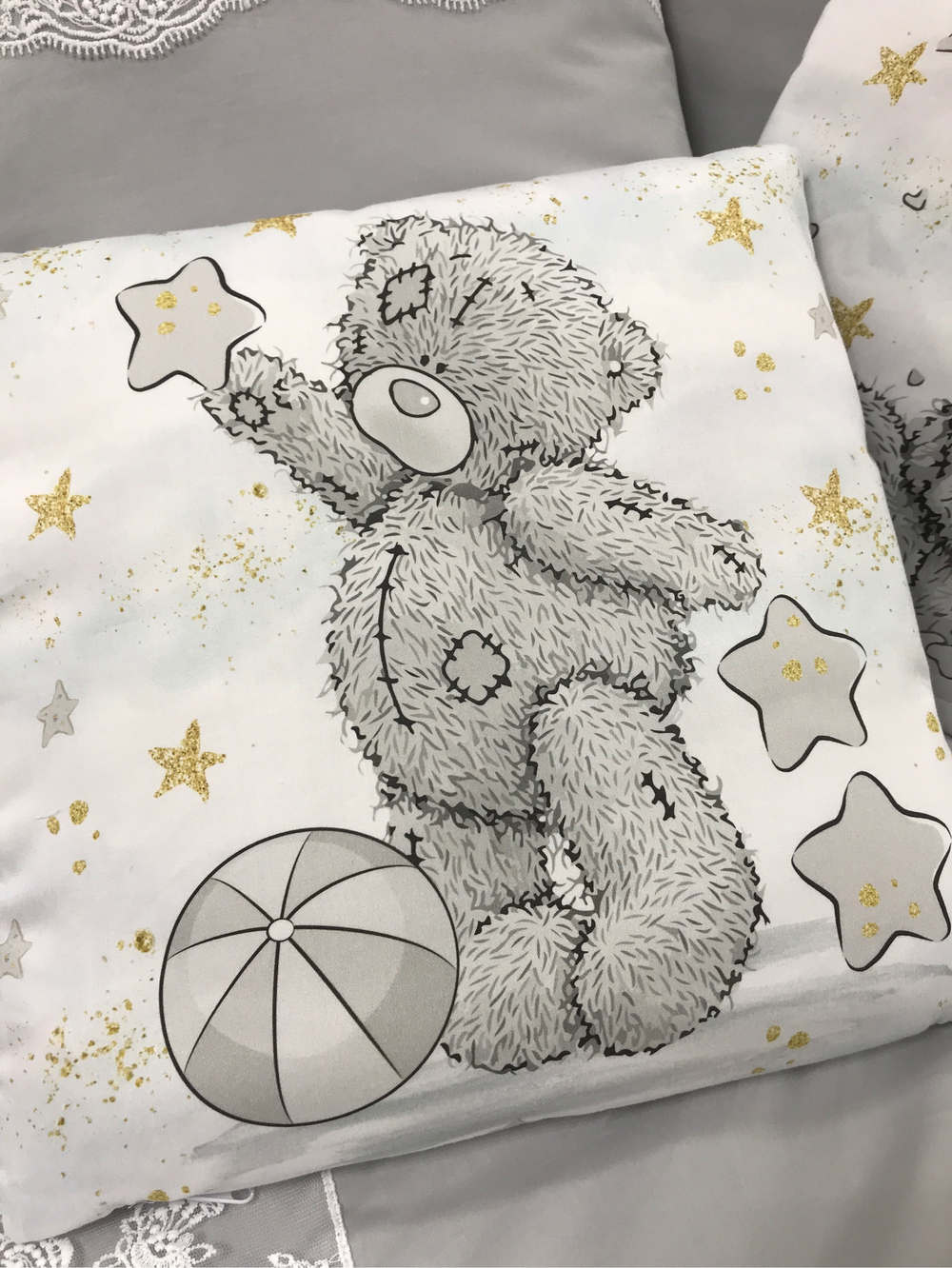 Комплект в кроватку 18 предметов "Мишка Тедди" серый, кружева-сатин