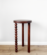 Купить дизайнерский, архитектурный, легкий, круглый приставной столик с шаровой ножкой. Столик из массива бука в теплый цвет темного ореха придают глубину, баланс и уникальность в интерьере.