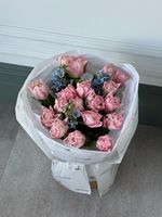 Букет из 19 розовых пионовидных тюльпанов и голубого оксипеталума