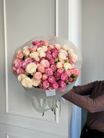 Моно букет из кустовых пионовидных роз