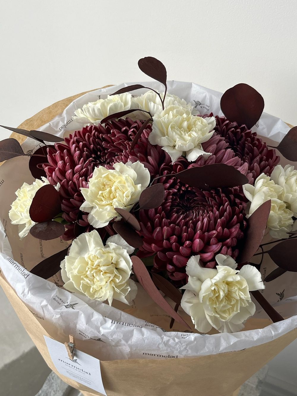 Букет из хризантемы бигуди, диантусов и эвкалипта