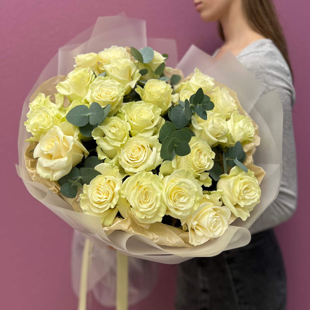 Букет из белых роз с эвкалиптом #26