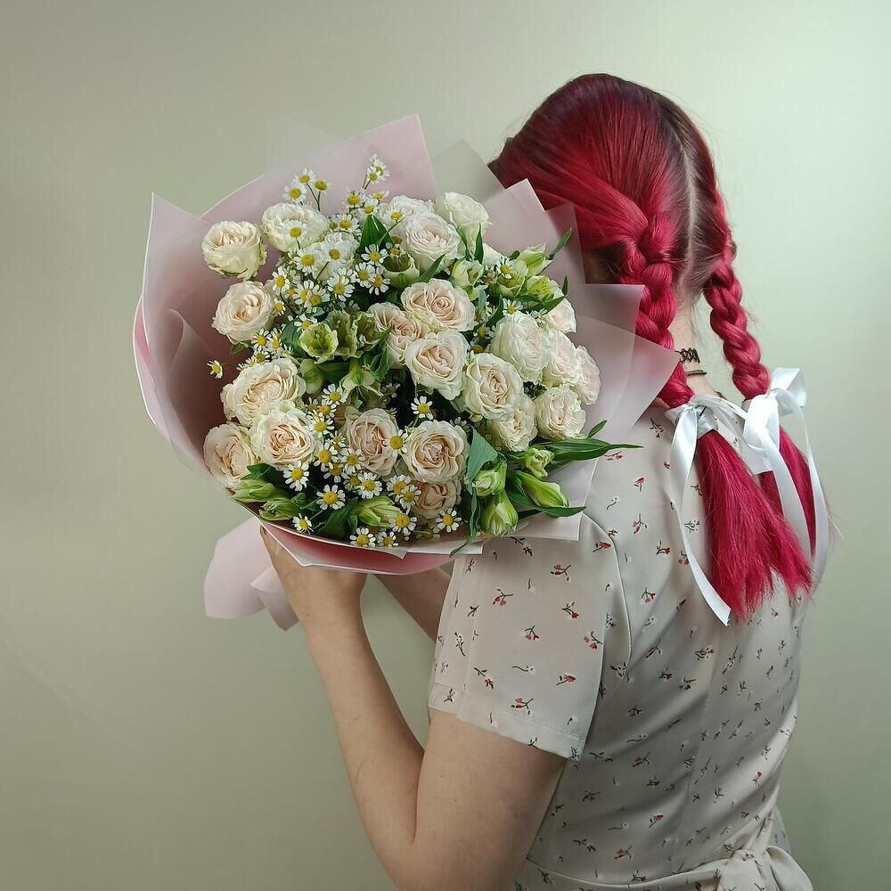 Нежный букет с кремовыми кустовыми розами, альсромериями и полевыми ромашками в упаковке