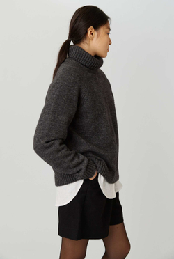 Свитер с горлом из шерсти темно-серого цвета