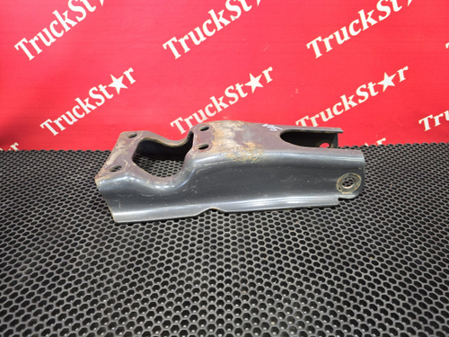 Кронштейн амортизатора переднего