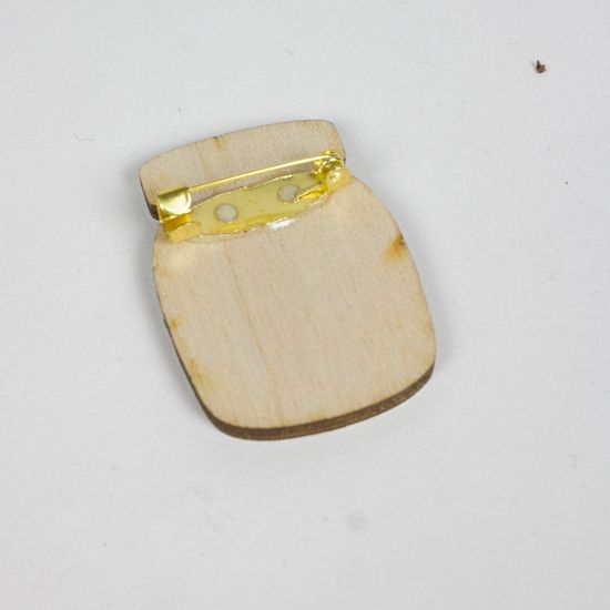 Деревянный значок. Кораблик