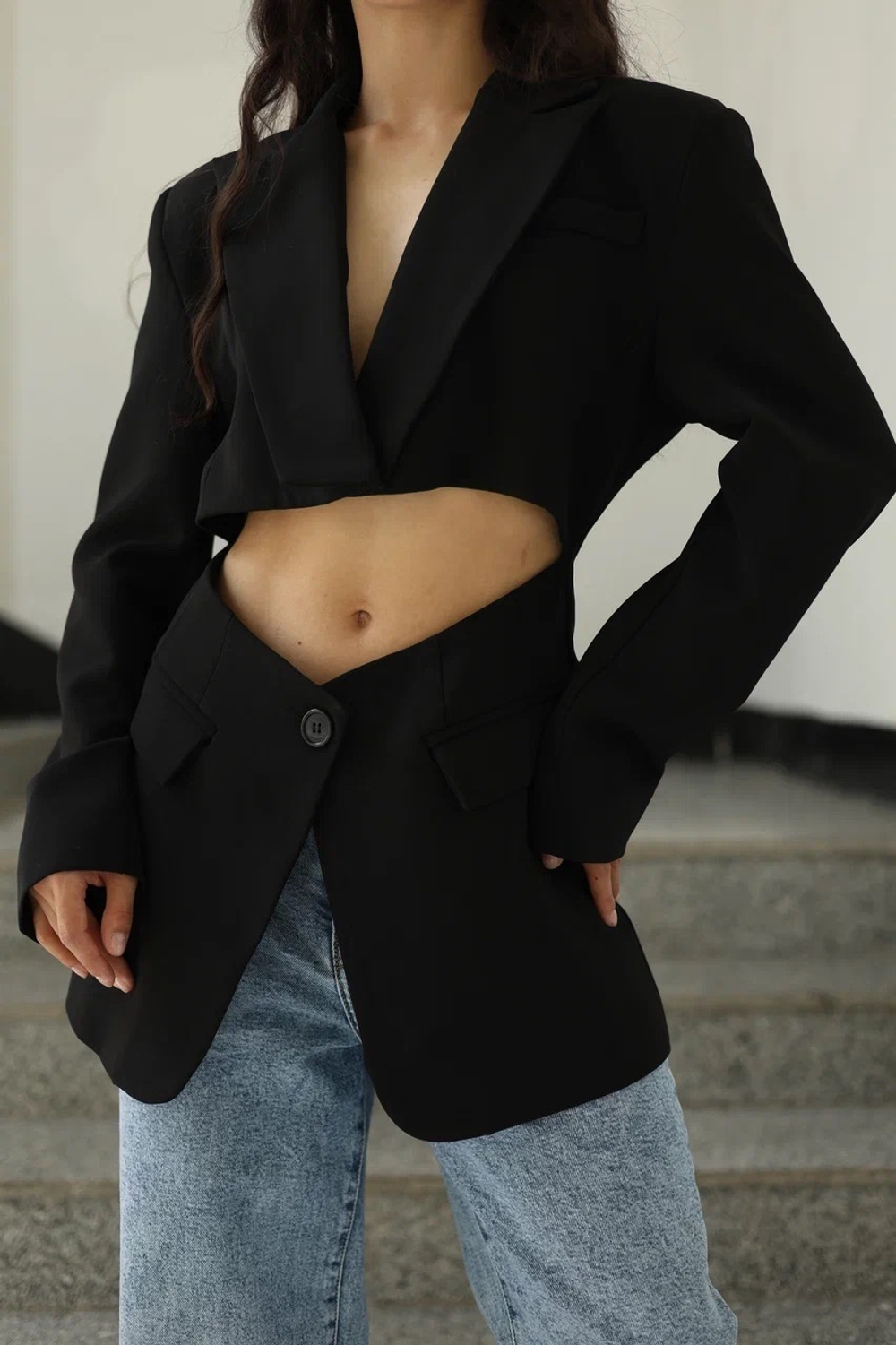 жакет с вырезами на талии