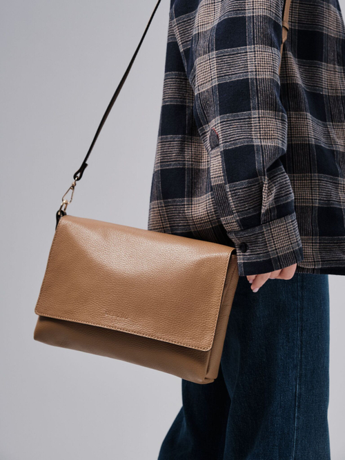 Сумка кожаная на плечо нюдовая