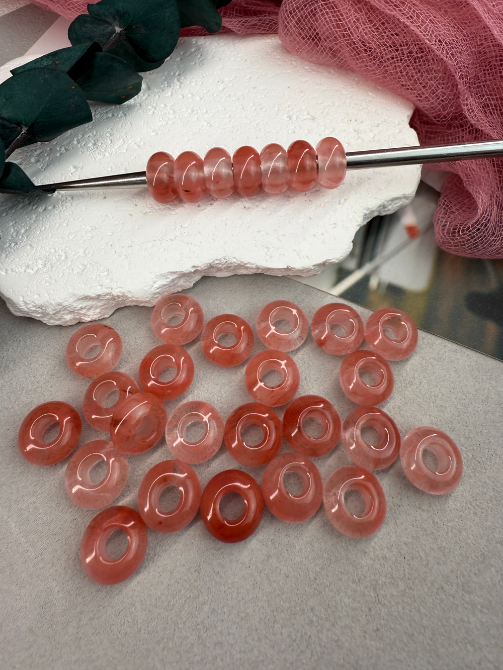 Подвеска бублик из клубничного кварца 14*8 мм, 2 штуки