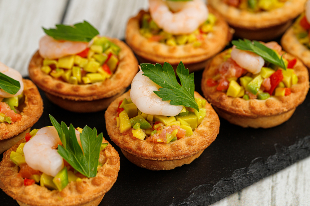 Тарталетка с салатом из лосося,креветок и авокадо