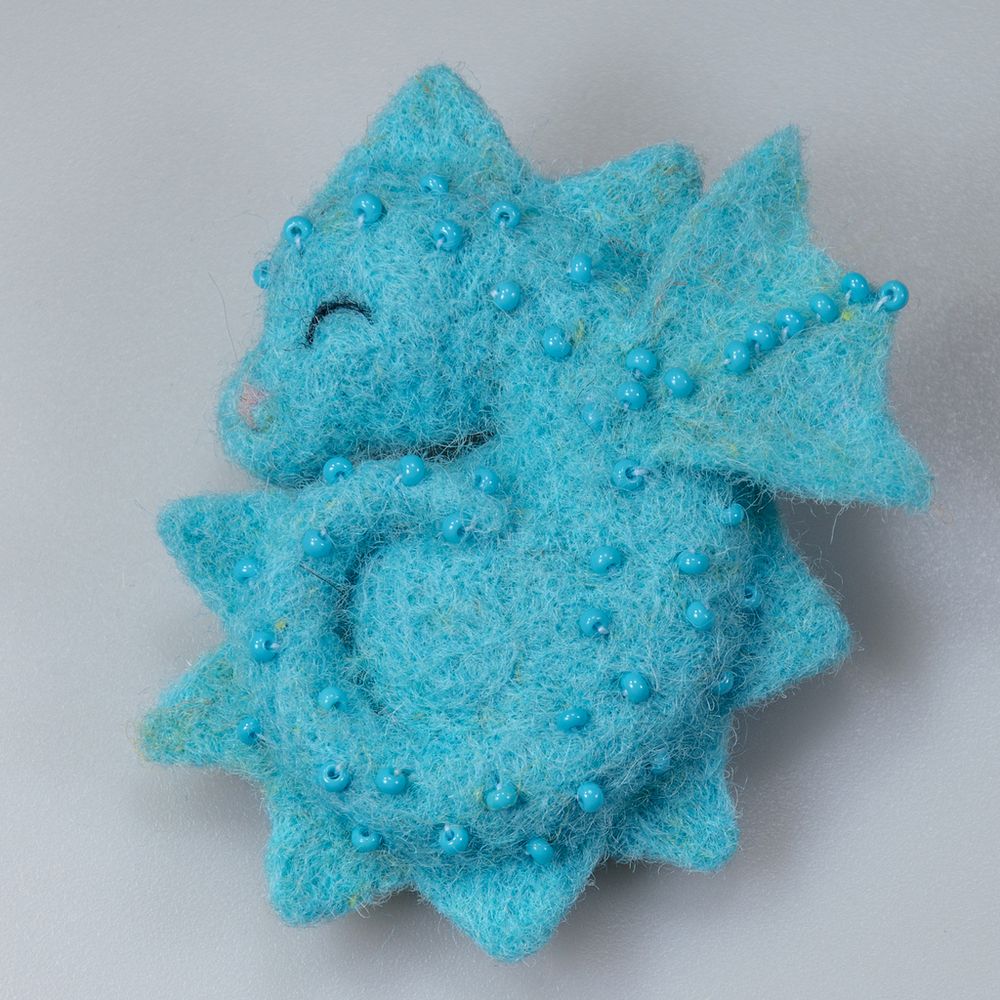 Авторская брошь Спящий дракончик