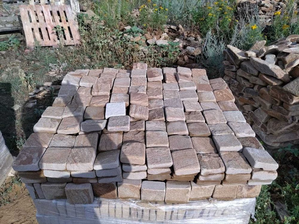 Пиленно-галтованная брусчатка «Сосна» обладает гладкой поверхностью, что делает её удобной в использовании для различных архитектурных решений