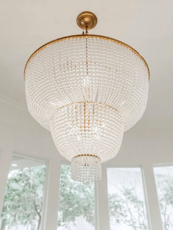 Роскошная люстра с каскадом жемчужных бусин на золотом основании ✨