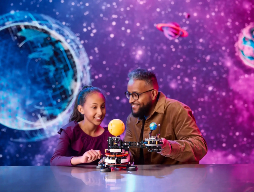 Конструктор LEGO Technic 42179 Планета Земля и Луна на орбите