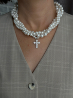 Колье "Одри" переплетеные нити белого жемчуга с крестом из цирконов, оттенок серебро