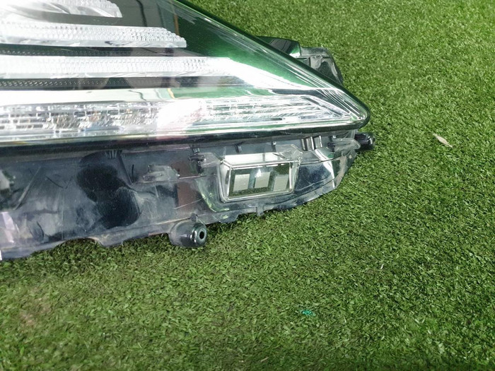 Стекло фары правое Toyota Camry xv70 (2020-н.в.)