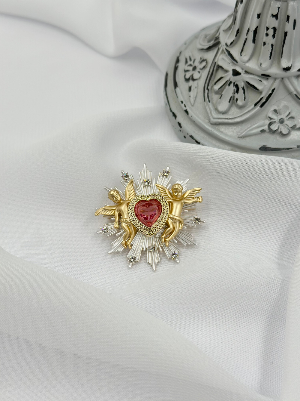 Брошь два ангела, сердце из кристалла персикового оттенка, оттенок биколор