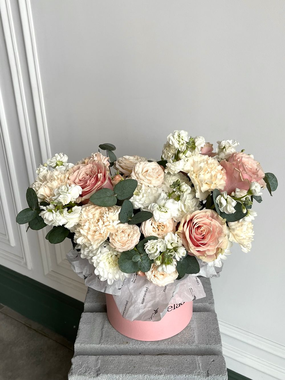 предзаказ - цветочная коробка в кремовых оттенках размер S