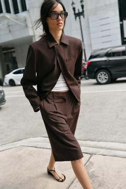 ZARA ДЛИННЫЕ БЕРМУДЫ С ЗАЩИПАМИ, КОРИЧНЕВЫЙ