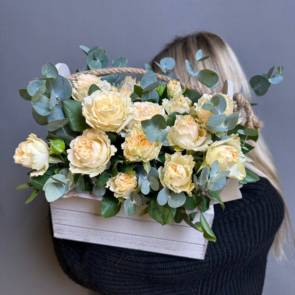 Композиция "Саммер М"(кустовая роза ,эвкалипт)