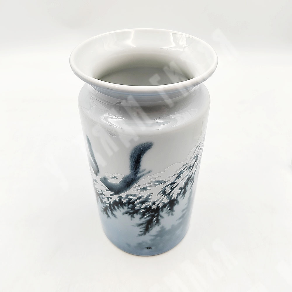 Фарфоровая ваза Скачущие белки. Porsgrund Porselænsfabrik Норвегия. ХХ век.