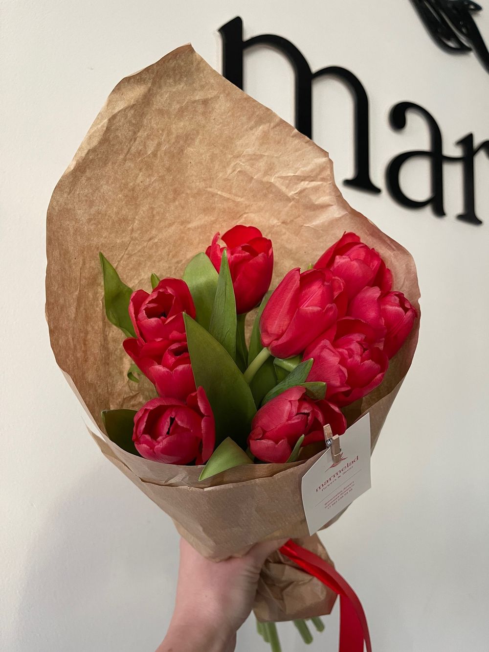 Кулек из тюльпанов красного цвета