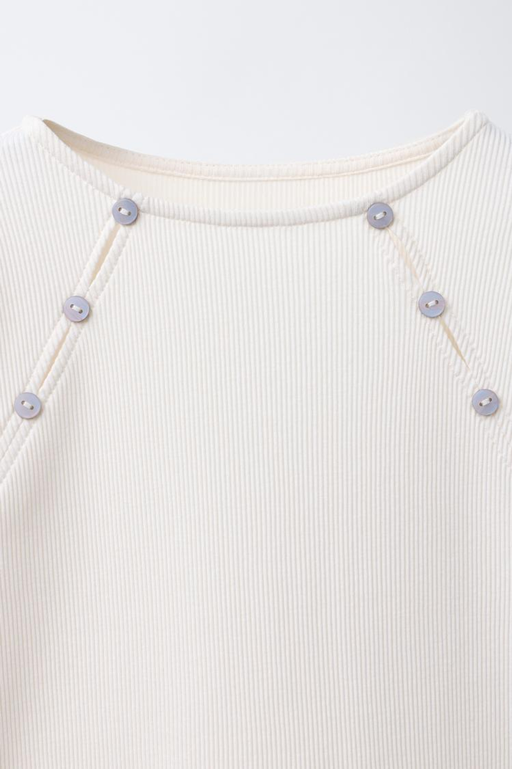 ZARA ФУТБОЛКА В РУБЧИК С ПУГОВИЦАМИ И ВЫРЕЗОМ, ЭКРЮ